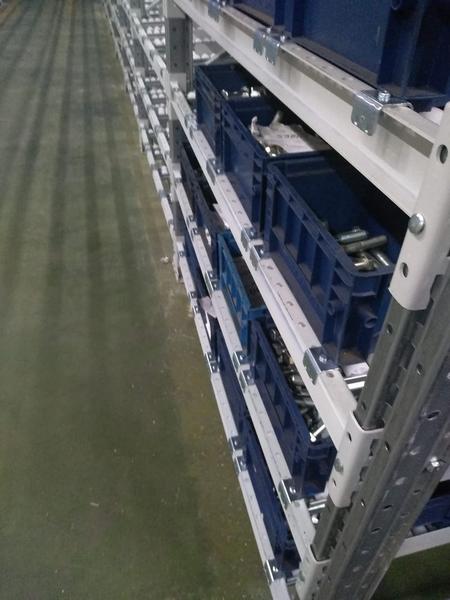 Гравитационный стеллаж для автозавода